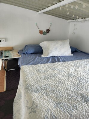 1 bedroom, desk, iron/ironing board, WiFi - Cozy loft "The Nest" nested on a second Floor roof (Terre-Rouge)