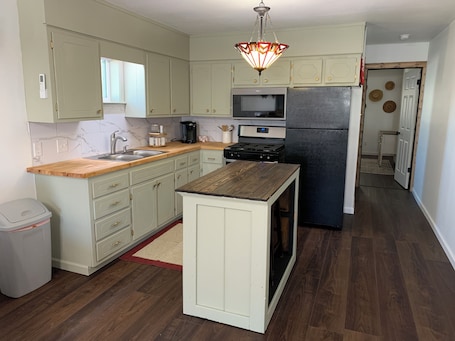 Private kitchen. Bison Hall 5, No cleaning fee, Near Harding