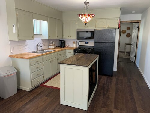 Bison Hall 5, No cleaning fee, Near Harding