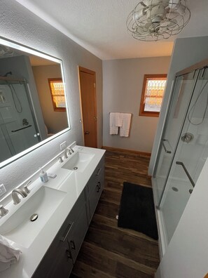 Shower, hair dryer, towels, soap - Get Linked to the Prairie (Salina)