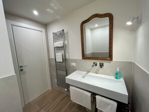 Habitació individual | Bany | Dutxa, assecador de cabells, tovalloles i sabó 