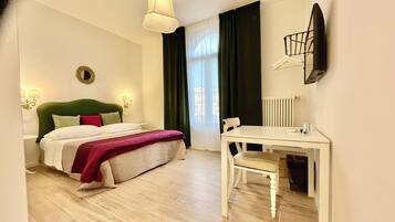 Camera singola | Una scrivania, postazione laptop, tende oscuranti, ferro/asse da stiro