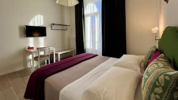 Einzelzimmer | Schreibtisch, laptopgeeigneter Arbeitsplatz, Verdunkelungsvorhänge