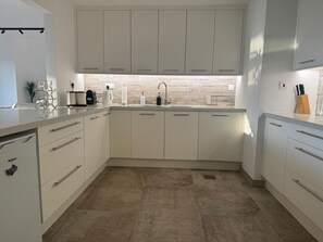 Frigorifero, microonde, forno, piano cottura