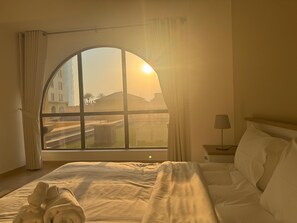 5 bedrooms, iron/ironing board, travel crib, WiFi - Large 5br, Sea & JBR view, Easy Beach Access, Family Friendly! (Dubai)