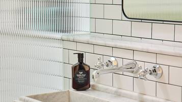 Douche, sèche-cheveux, serviettes fournies, savon