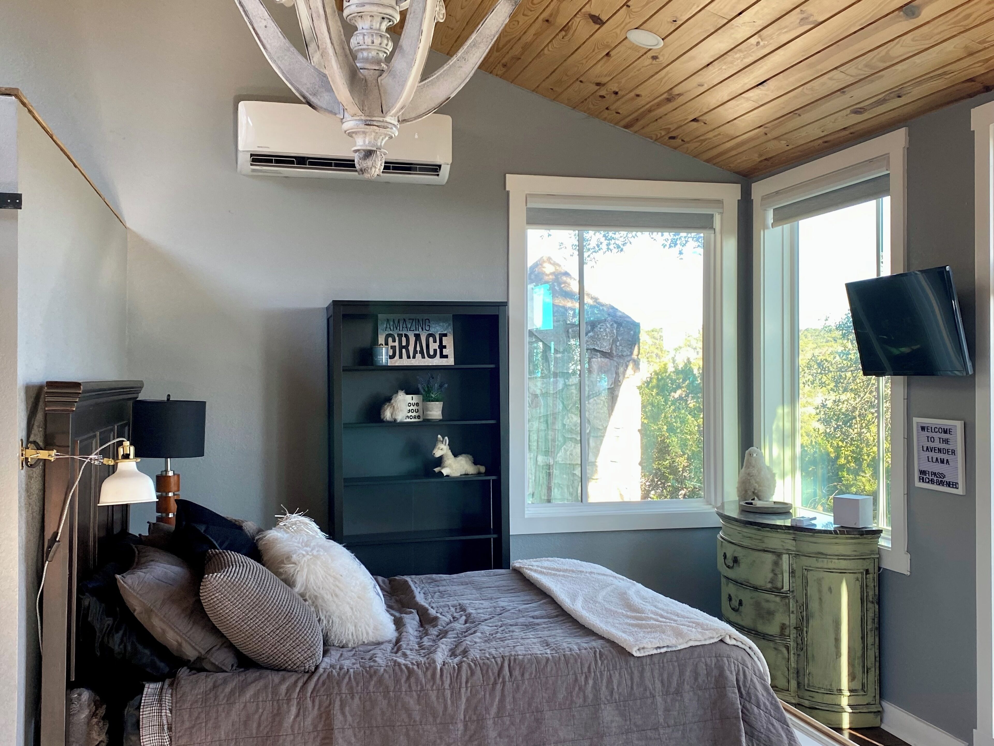 1 bedroom, desk, WiFi, bed sheets