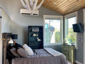 1 bedroom, desk, WiFi, bed sheets