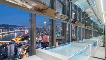 Peninsula River King Room with Crystal Spa | In-room safe, desk, blackout curtains, iron/ironing board