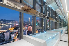 Peninsula River King Room with Crystal Spa | In-room safe, desk, blackout drapes, iron/ironing board - INDITION Chongqing Jiefangbei Raffles (Chongqing)