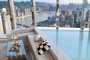 Luksussuite, kanalutsikt | Safe på rommet, skrivebord, blendingsgardiner og strykejern/-brett