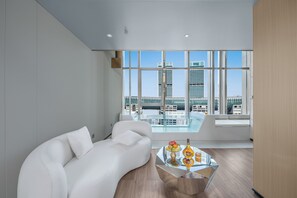 Økonomisuite, kanalutsikt | Safe på rommet, skrivebord, blendingsgardiner og strykejern/-brett