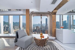 Suite – junior, kanalutsikt | Safe på rommet, skrivebord, blendingsgardiner og strykejern/-brett