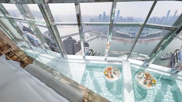 Suíte superluxo, vista para o canal | Cofres nos quartos, escrivaninha, cortinas blackout