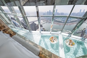 270° Crystal Gallery River Spa Duplex 2-Bedroom Suite | In-room safe, desk, blackout drapes, iron/ironing board