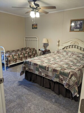 4 bedrooms, iron/ironing board, WiFi, bed sheets