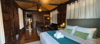 Fully Renovated Traditional House in Chiang Mai,2 Bedrooms,AC & WiFi,Backyard