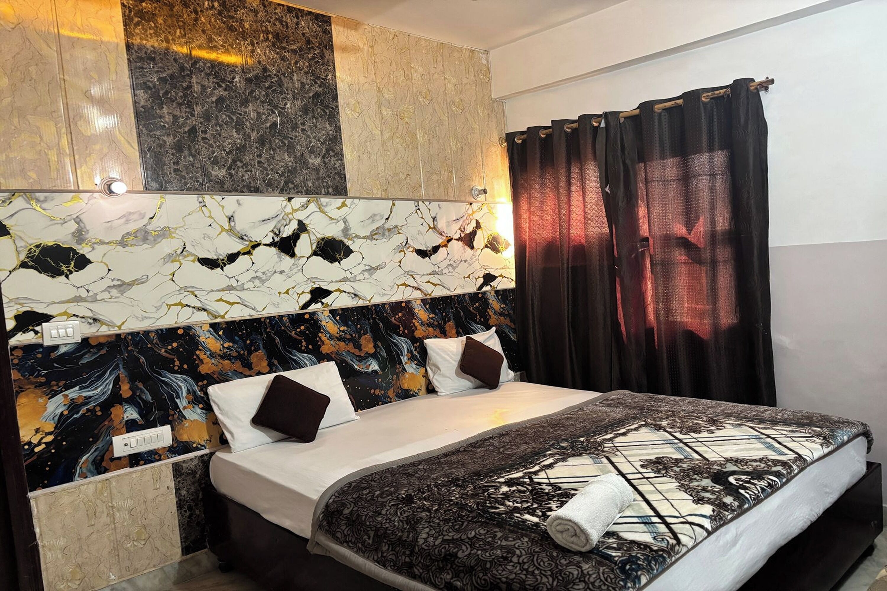 Deluxe Room | Desk, iron/ironing board, free WiFi, bed sheets