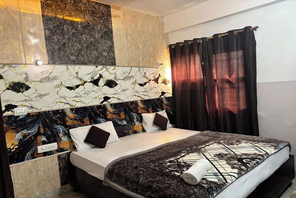 Deluxe kamer | Een bureau, een strijkplank/strijkijzer, gratis wifi, beddengoed