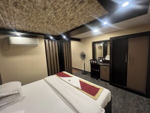 Free WiFi, bed sheets - Dreamz Lodge (Bengaluru)