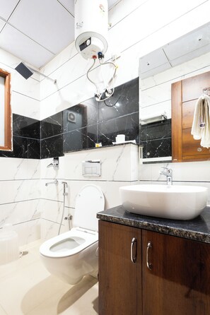 ห้องซูพีเรียดับเบิล | ห้องน้ำ | ฝักบัว, ของใช้ในห้องน้ำฟรี, รองเท้าสวมภายในห้อง, ผ้าเช็ดตัว