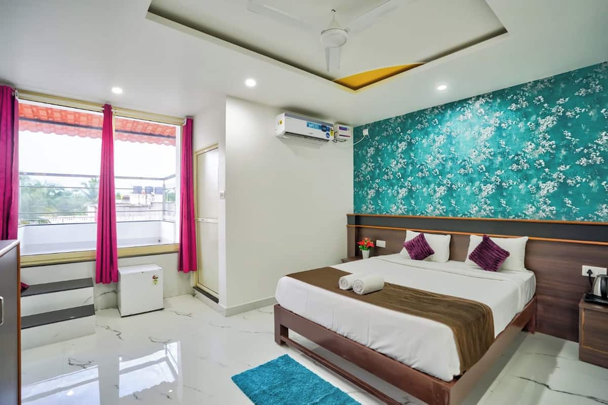 Deluxe Room, Sea View | Desk, free WiFi, bed sheets
