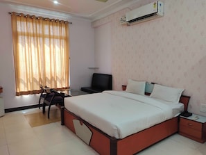 Deluxe Room | Minibar, desk, free WiFi, bed sheets