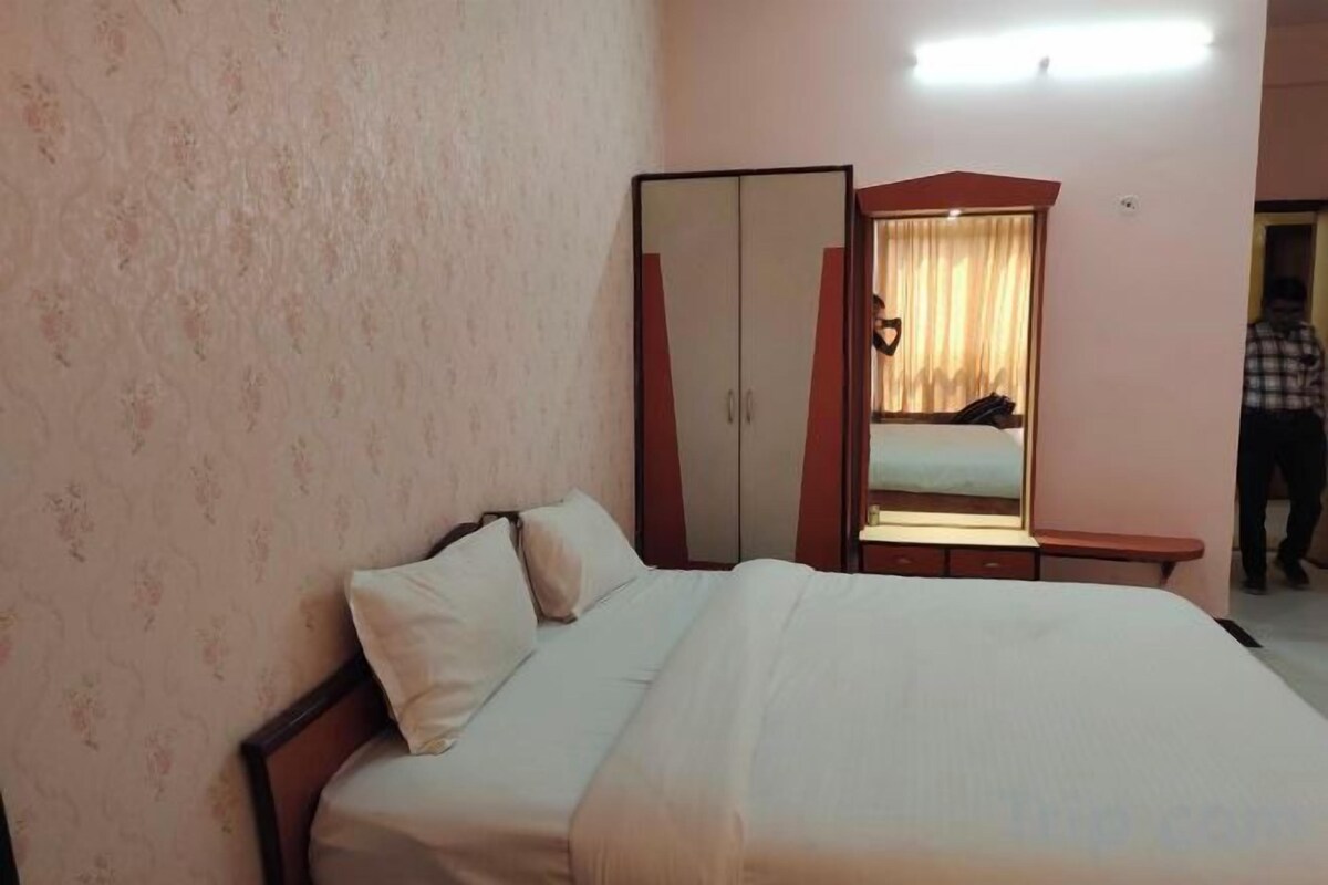 Minibar, desk, free WiFi, bed sheets