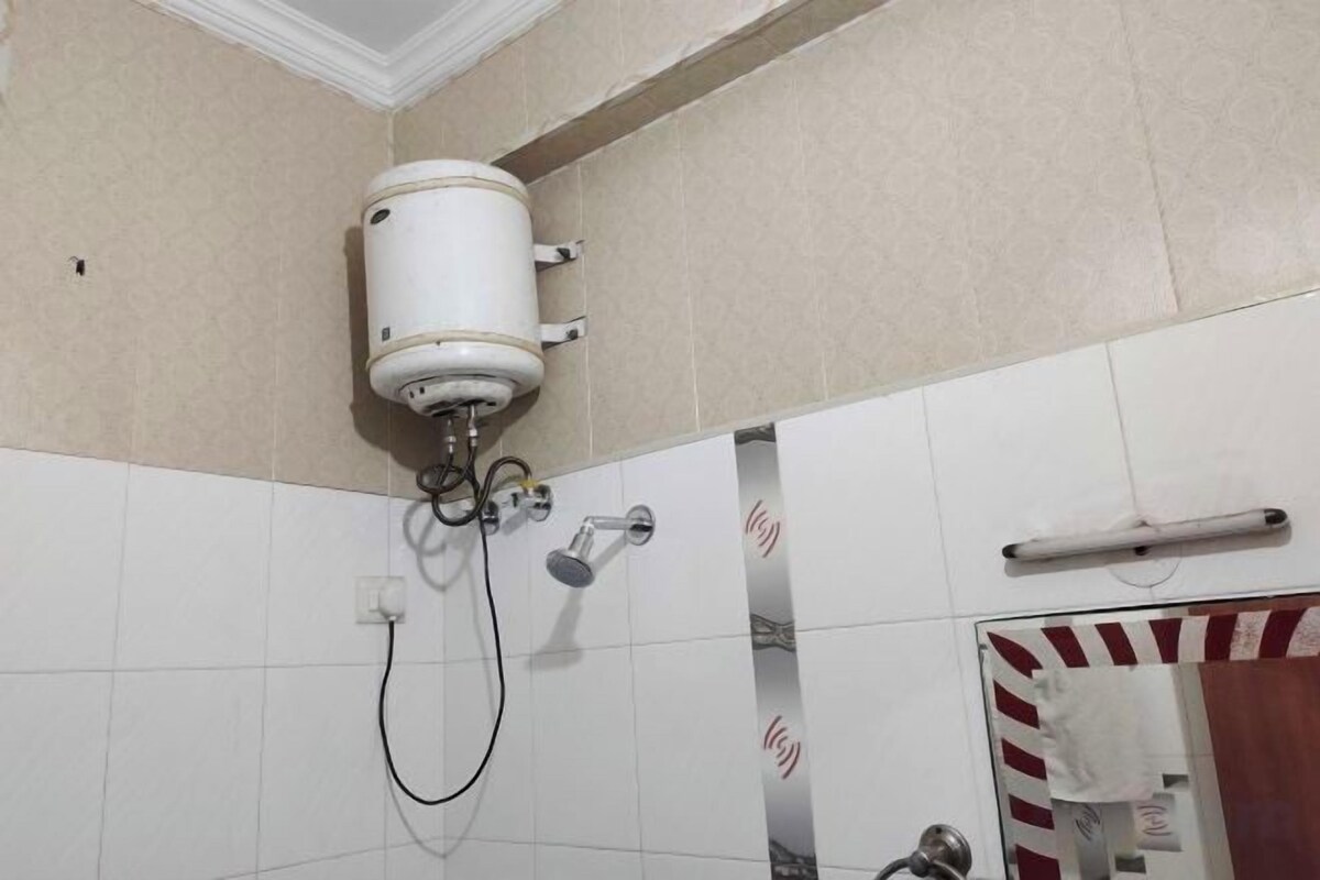 Shower, free toiletries, towels
