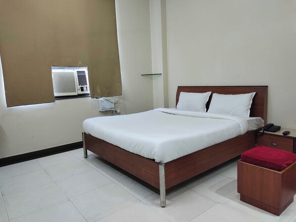 Deluxe Room | Minibar, desk, free WiFi, bed sheets - Hotel Maharani Resort & Bar near Jaipur Airport (Jaipur)