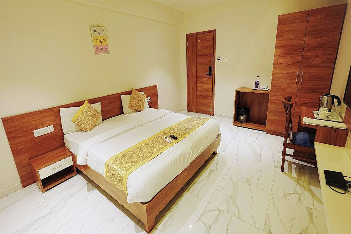 Deluxe Double Room, Bathtub | WiFi (free), bed sheets