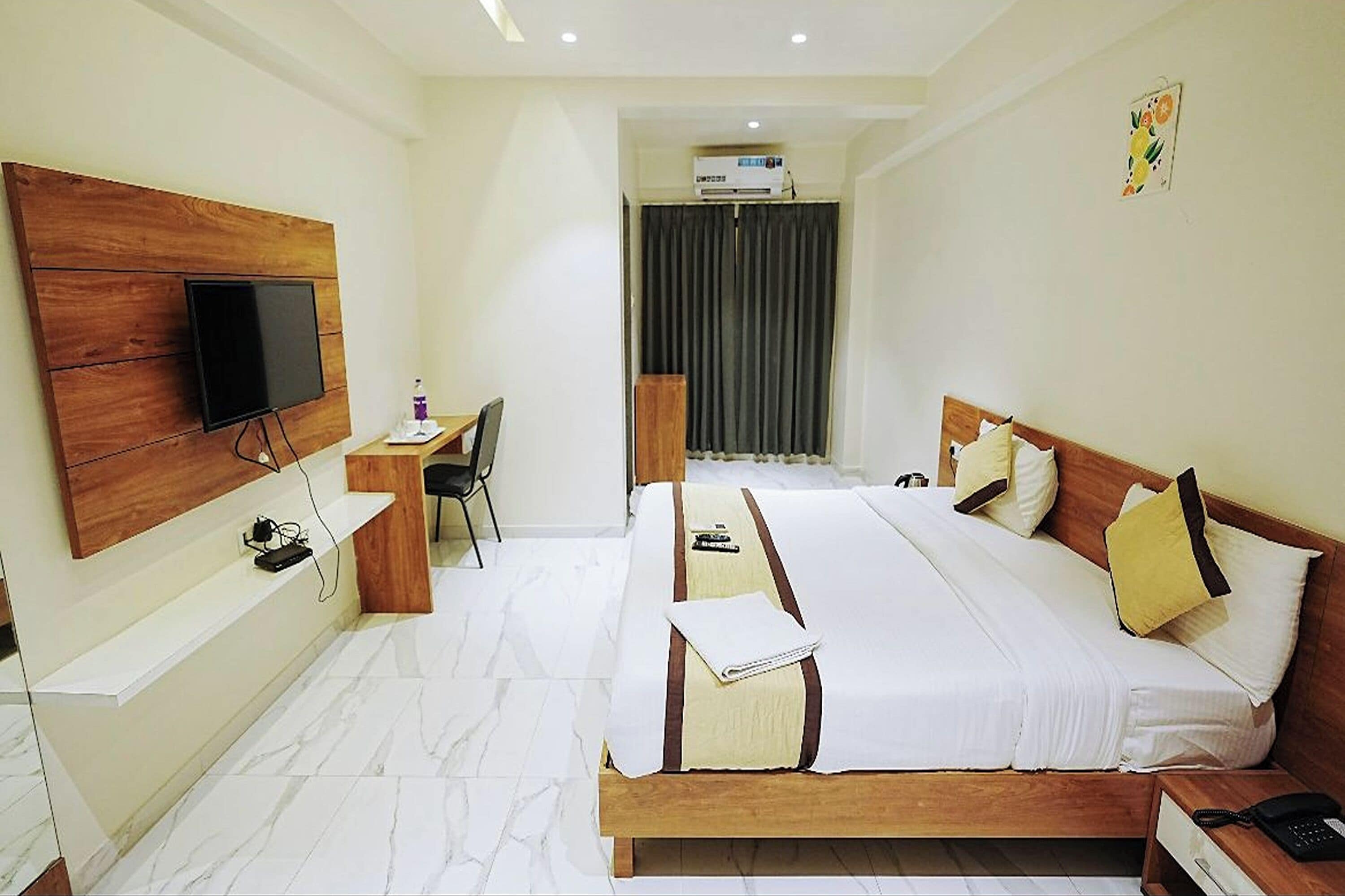 Quarto casal luxo, banheira | Wi-Fi de cortesia, roupa de cama