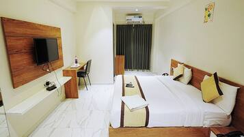 Quarto casal luxo, banheira | Wi-Fi de cortesia, roupa de cama