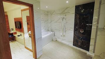 Deluxe Double Room, Bathtub | Bathroom | Free toiletries, towels