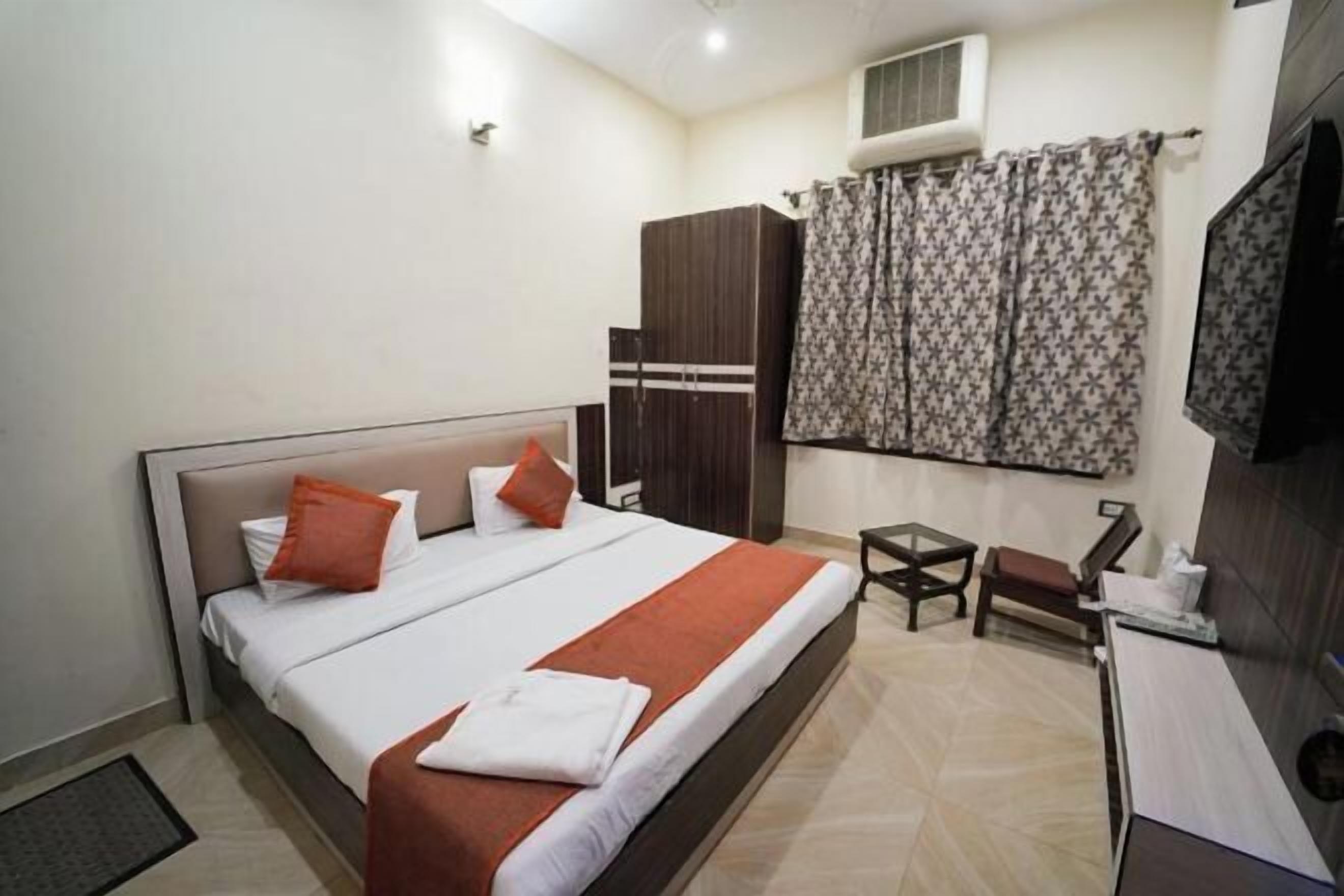 Escritorio, tabla de planchar con plancha, wifi gratis y ropa de cama 