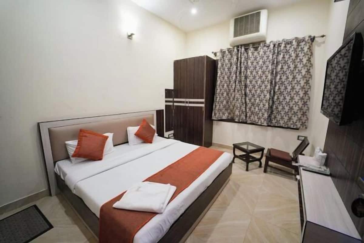 Een bureau, een strijkplank/strijkijzer, gratis wifi, beddengoed