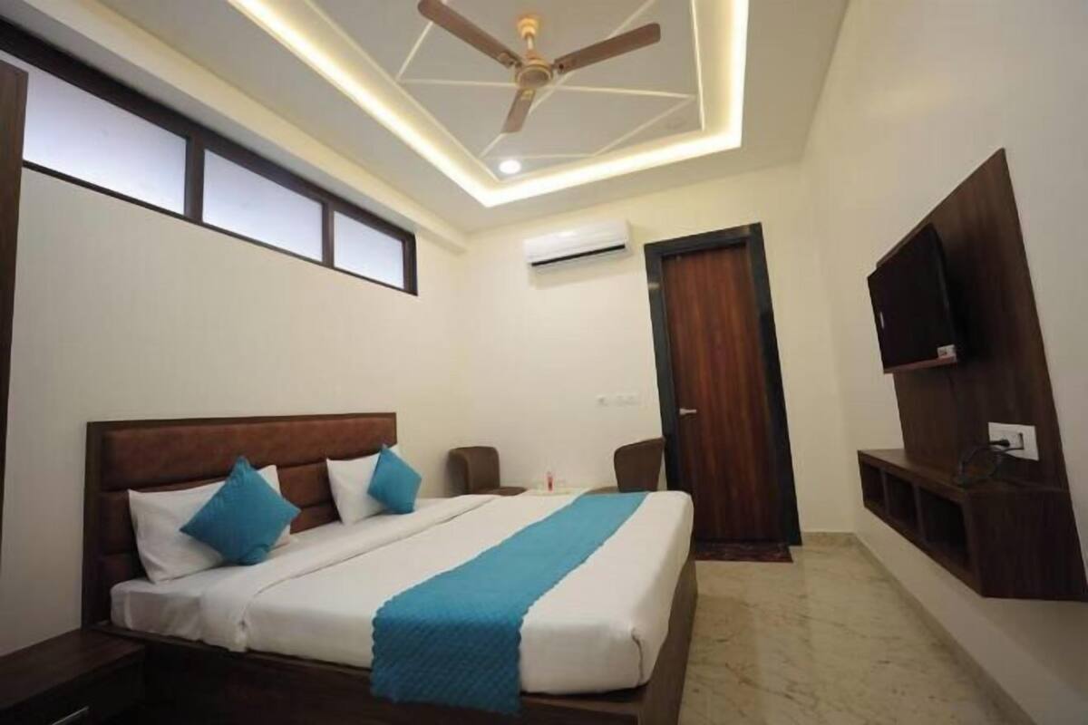 Een bureau, een strijkplank/strijkijzer, gratis wifi, beddengoed