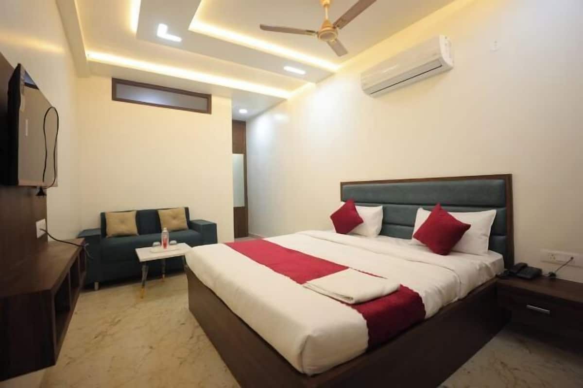 Een bureau, een strijkplank/strijkijzer, gratis wifi, beddengoed