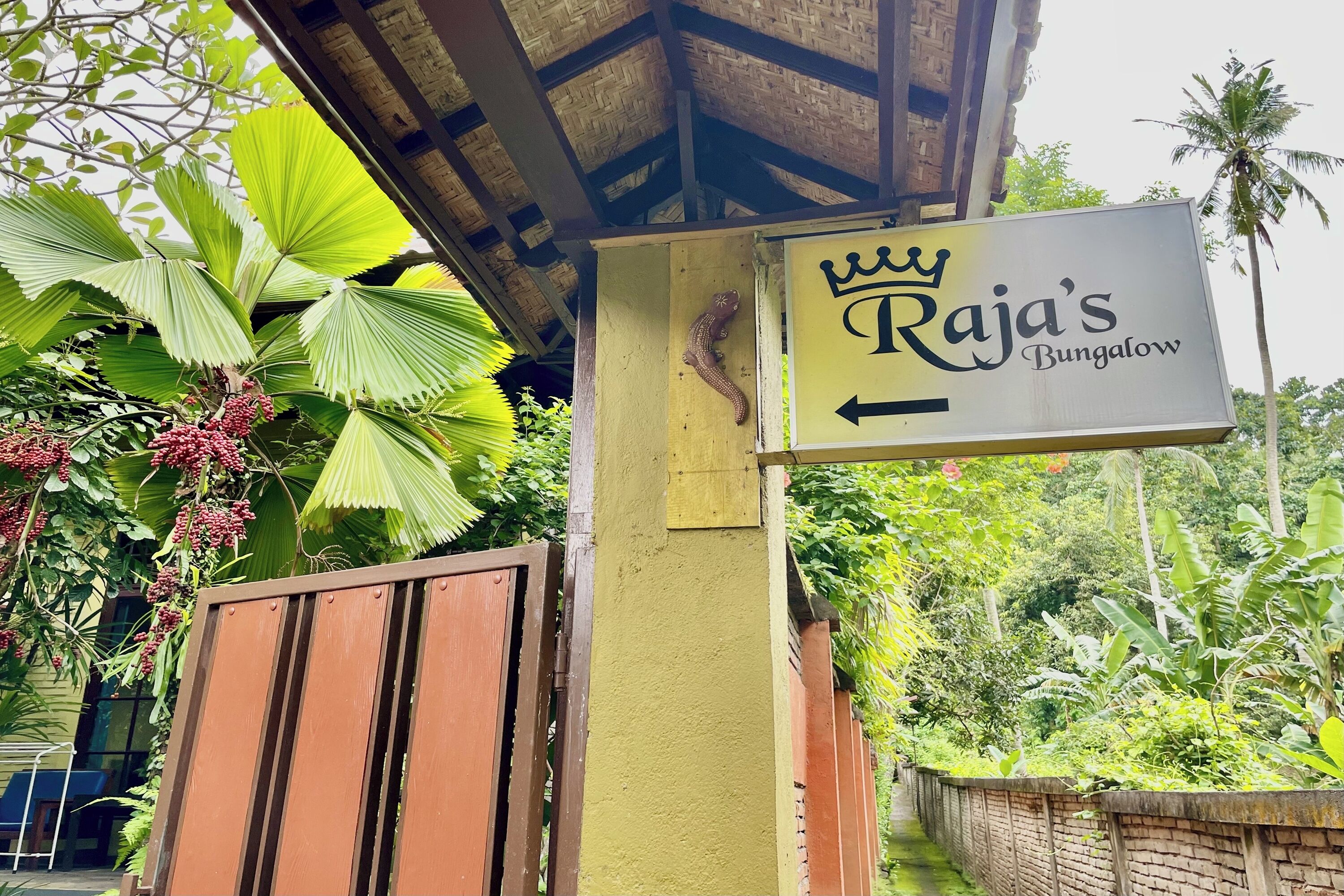 Un panneau indiquant le « Raja’s Bungalow », avec une flèche directionnelle.