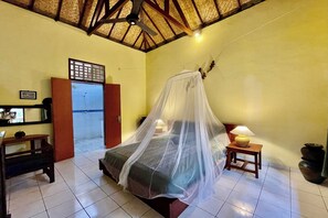 Quarto casal | Escrivaninha, Wi-Fi de cortesia, roupa de cama