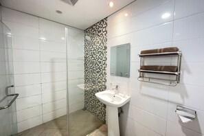 Chambre Deluxe double | Salle de bain | Douche, articles de toilette (gratuits), pantoufles, serviettes fournies