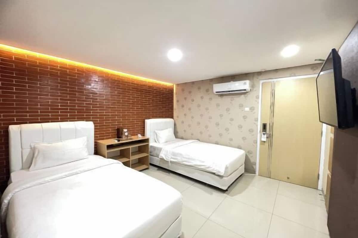 Desk, iron/ironing board, WiFi (free), bed sheets