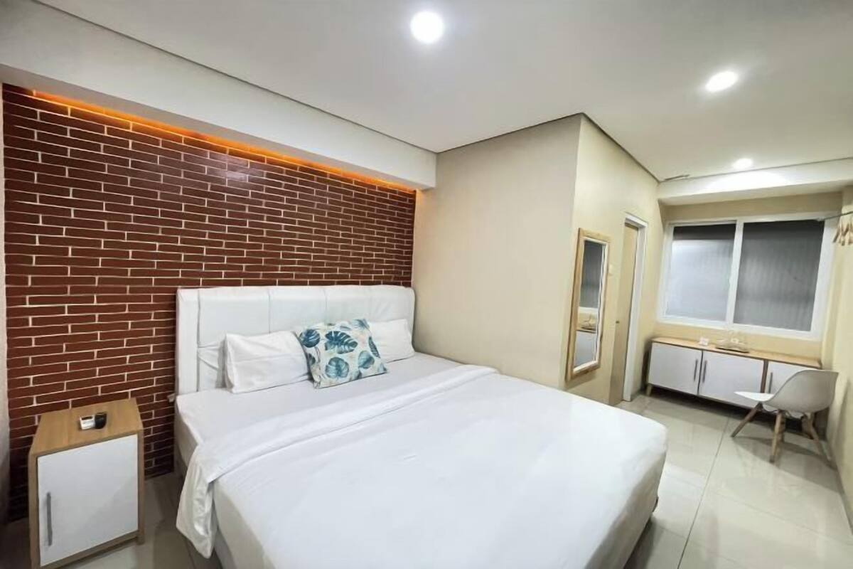 Desk, iron/ironing board, WiFi (free), bed sheets