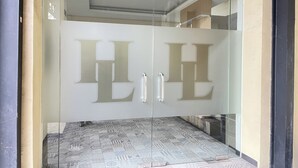 Pintu masuk properti