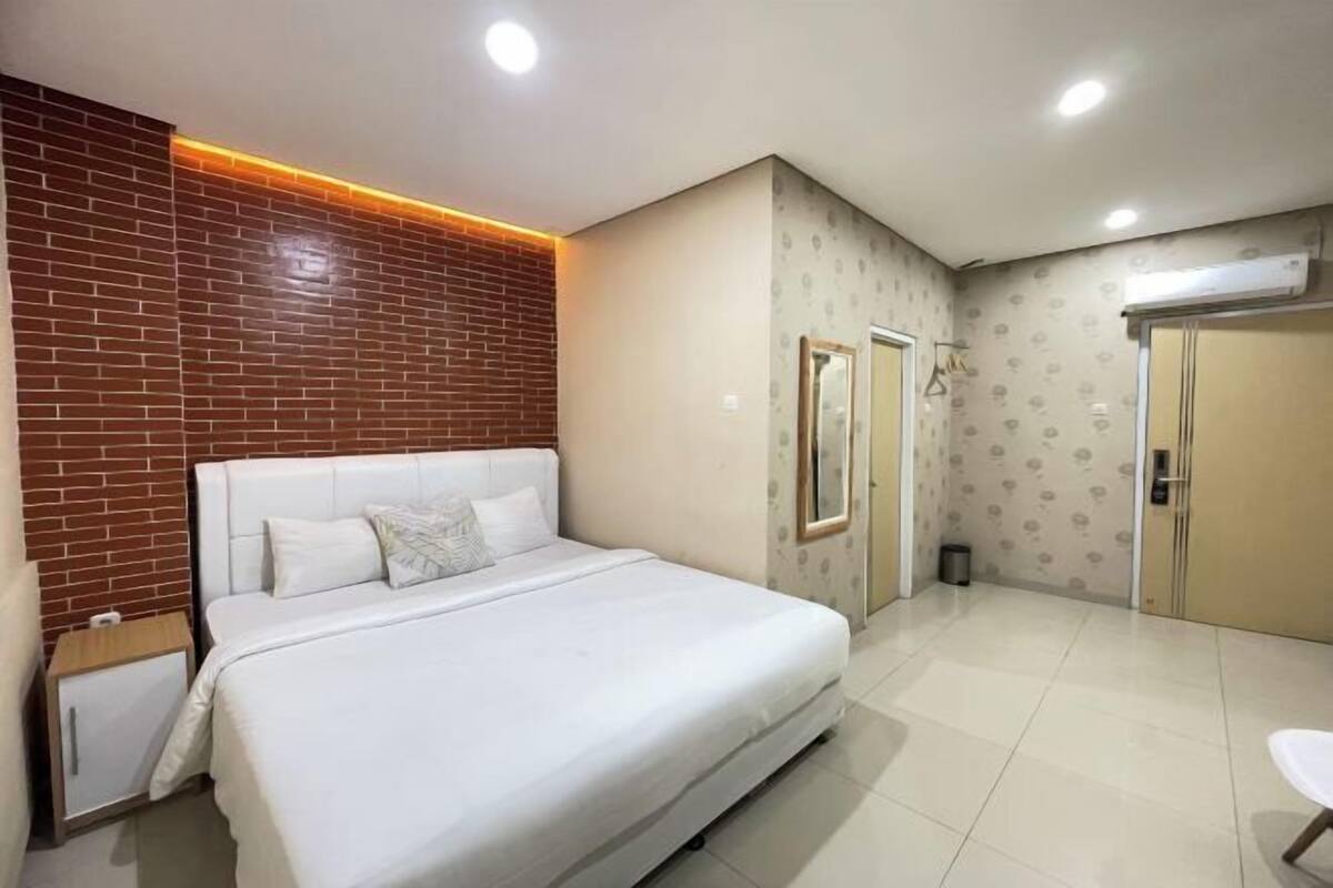 Desk, iron/ironing board, WiFi (free), bed sheets
