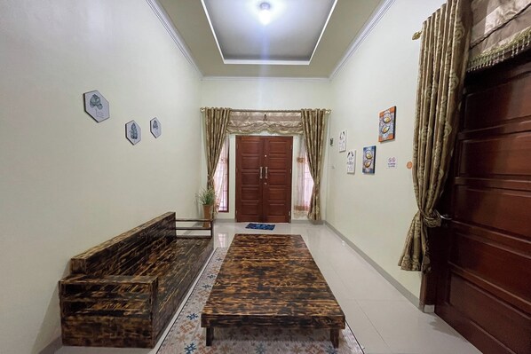 Villa | Living area | 32-inch flat-screen TV with cable channels - Jirek Homestay Bukittinggi (Bukittinggi)