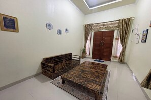 Villa | Wohnbereich | 32-Zoll-Flachbildfernseher mit Kabelempfang