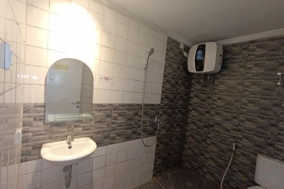 Kylpyhuone | Suihku, ilmaiset hygieniatuotteet, pyyhkeet