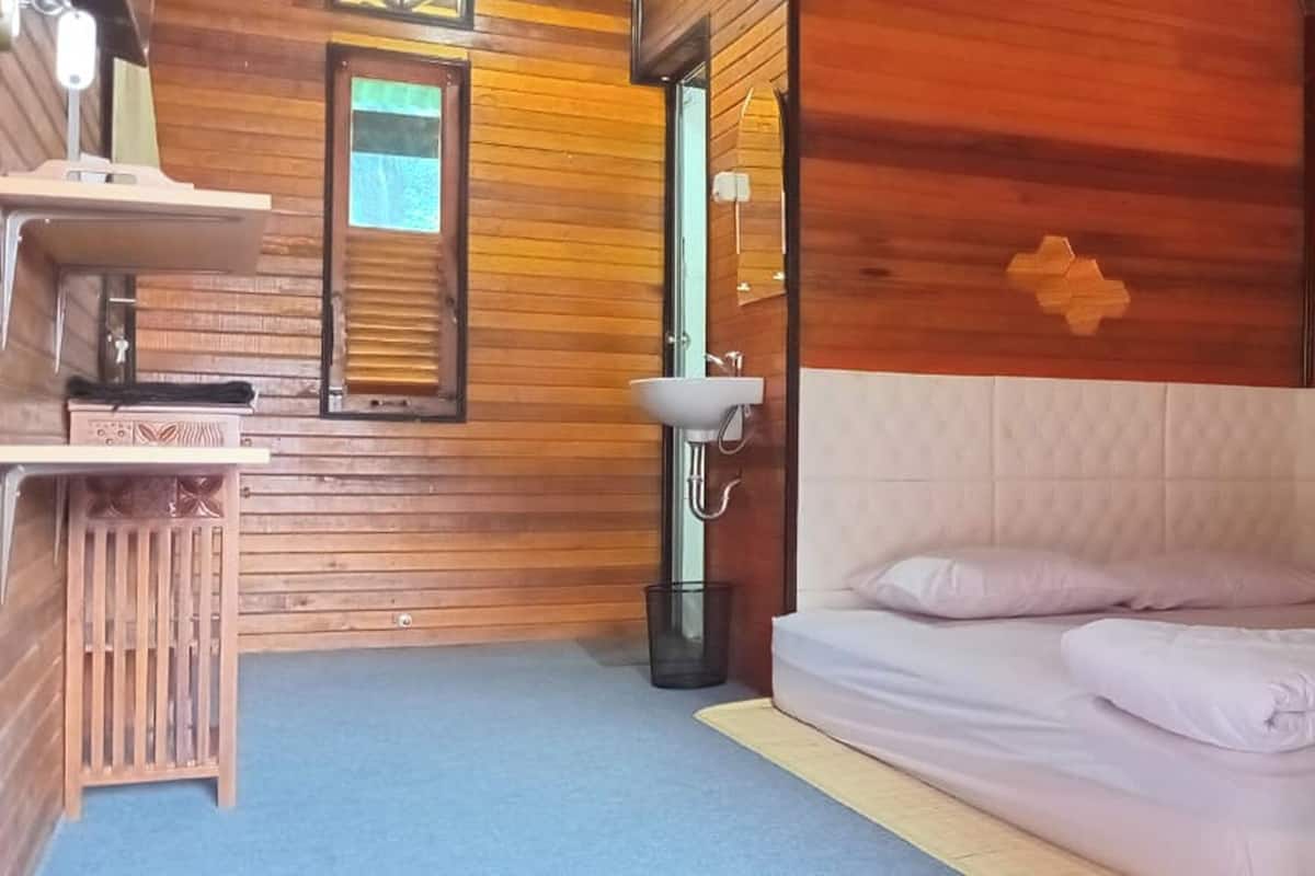 Blackout drapes, WiFi (free), bed sheets