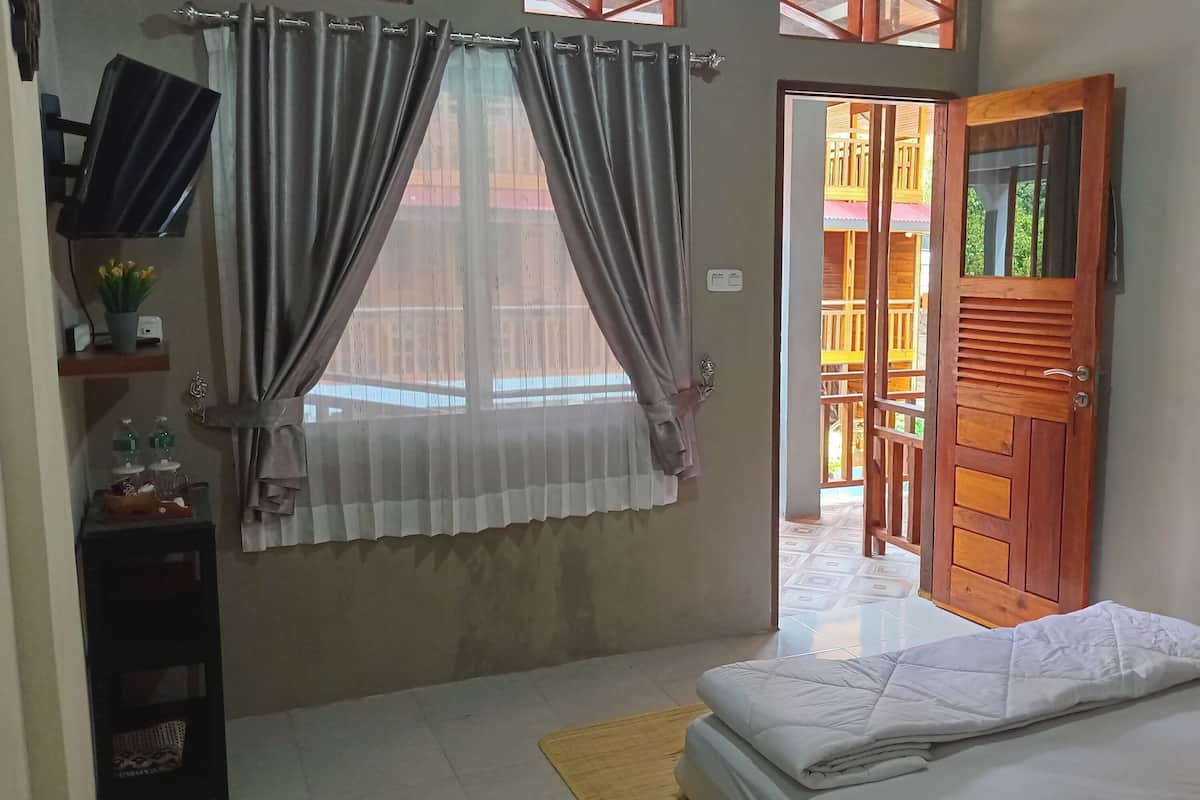 Blackout drapes, WiFi (free), bed sheets
